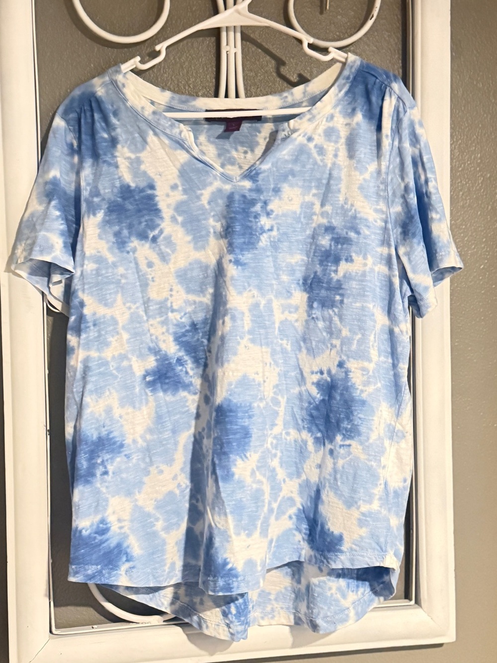 Gloria Vanderbilt Light Blue and White Tie-Dye V-Neck Short Sleeve Top